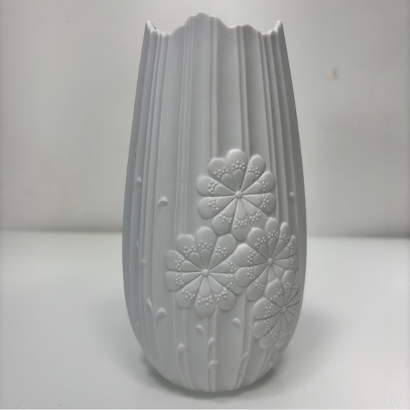 Vintage Kaiser White Bisque Porcelain Floral Pattern Jagged Edge Vase‎ - Picture 11 of 11